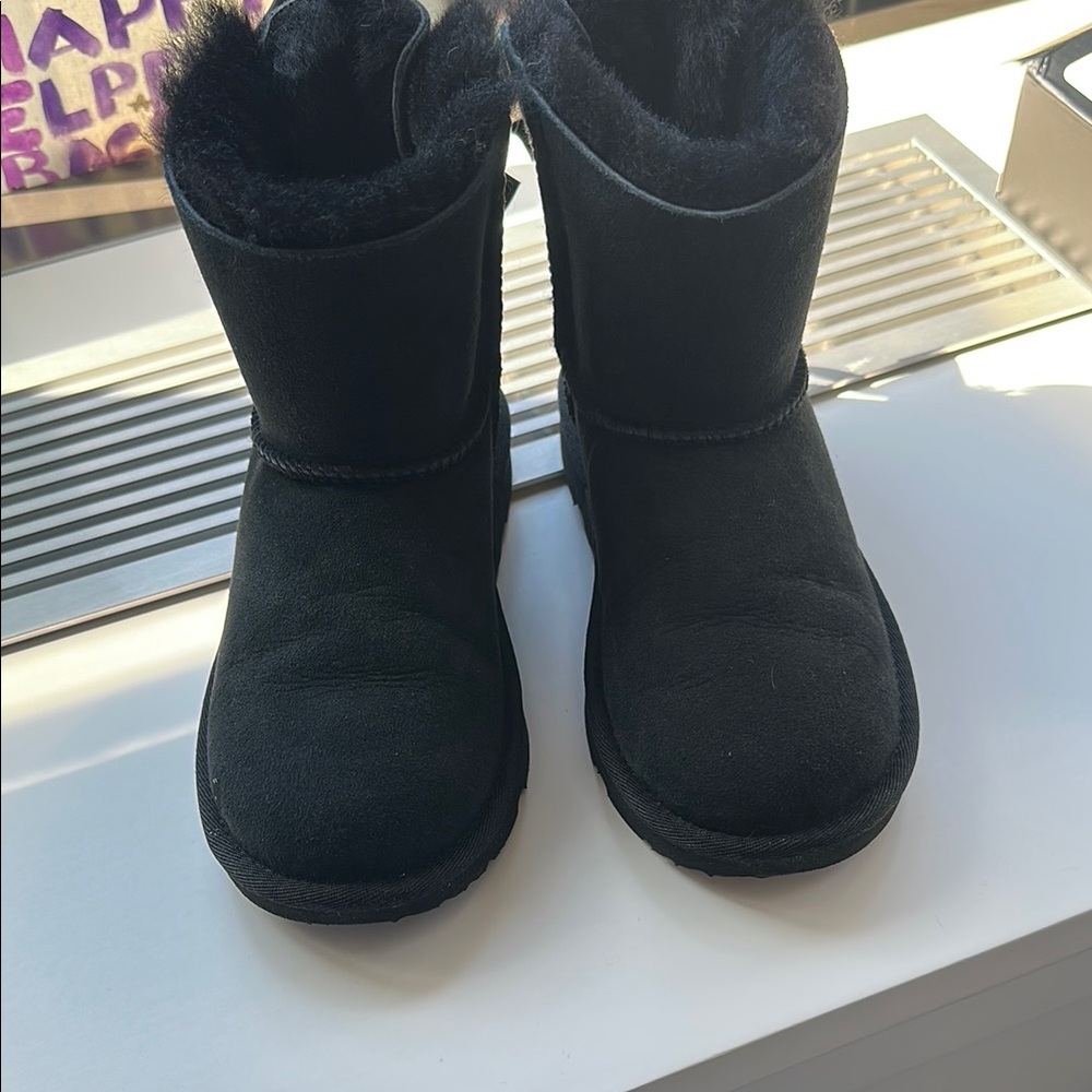 Cozy Black Ankle Boots with Plush Texture